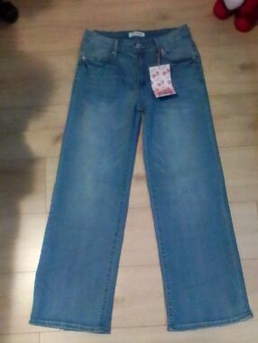 Wide-Leg Blue Denim Jeans for Women — Relaxed Flare